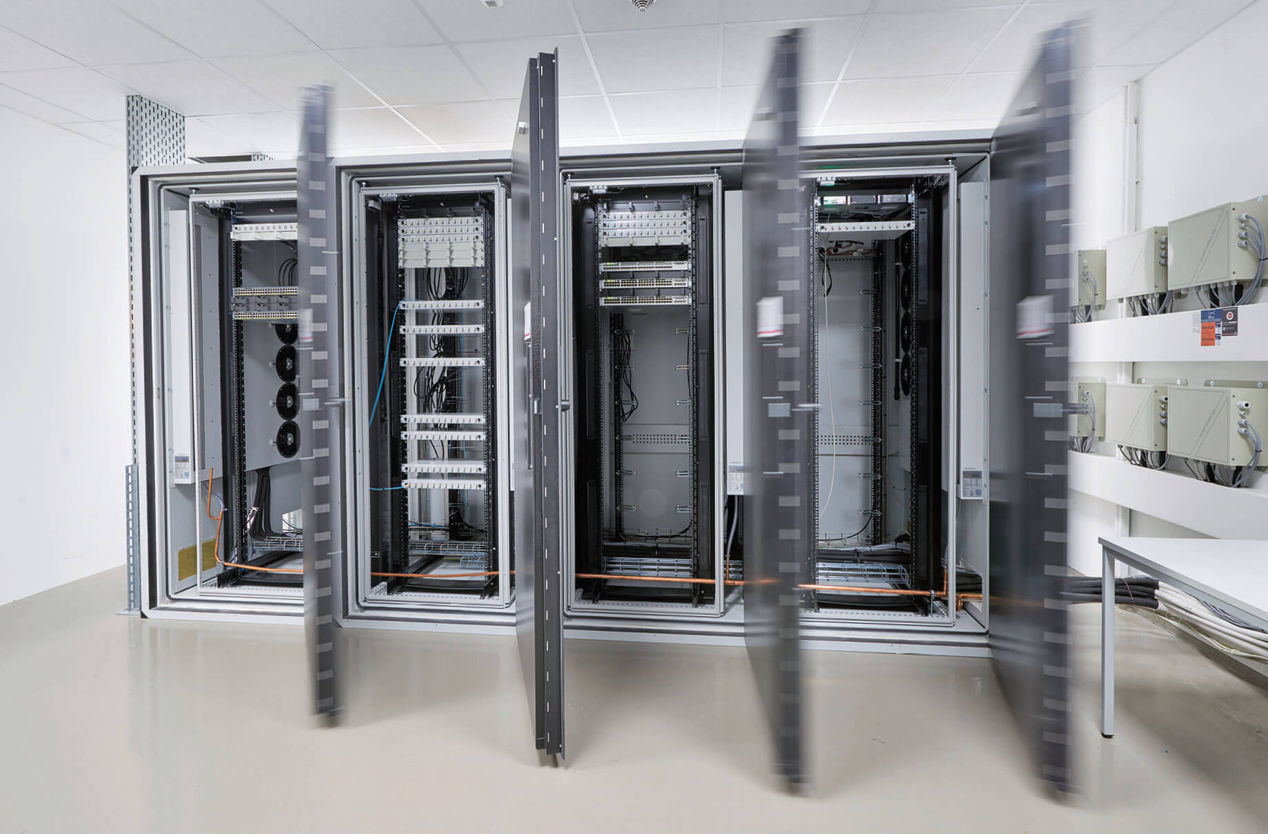 Integrated protection systems-The Rittal Micro Data Center is basically a data safe. The compact data center contains all the relevant equipment and is housed in a protective enclosure. This provides a high level of protection against potential physical threats to IT. The protection concept is suitable for one or – as in the case of B. Braun – more server rack solutions and thus perfectly suits the requirements of SMEs.