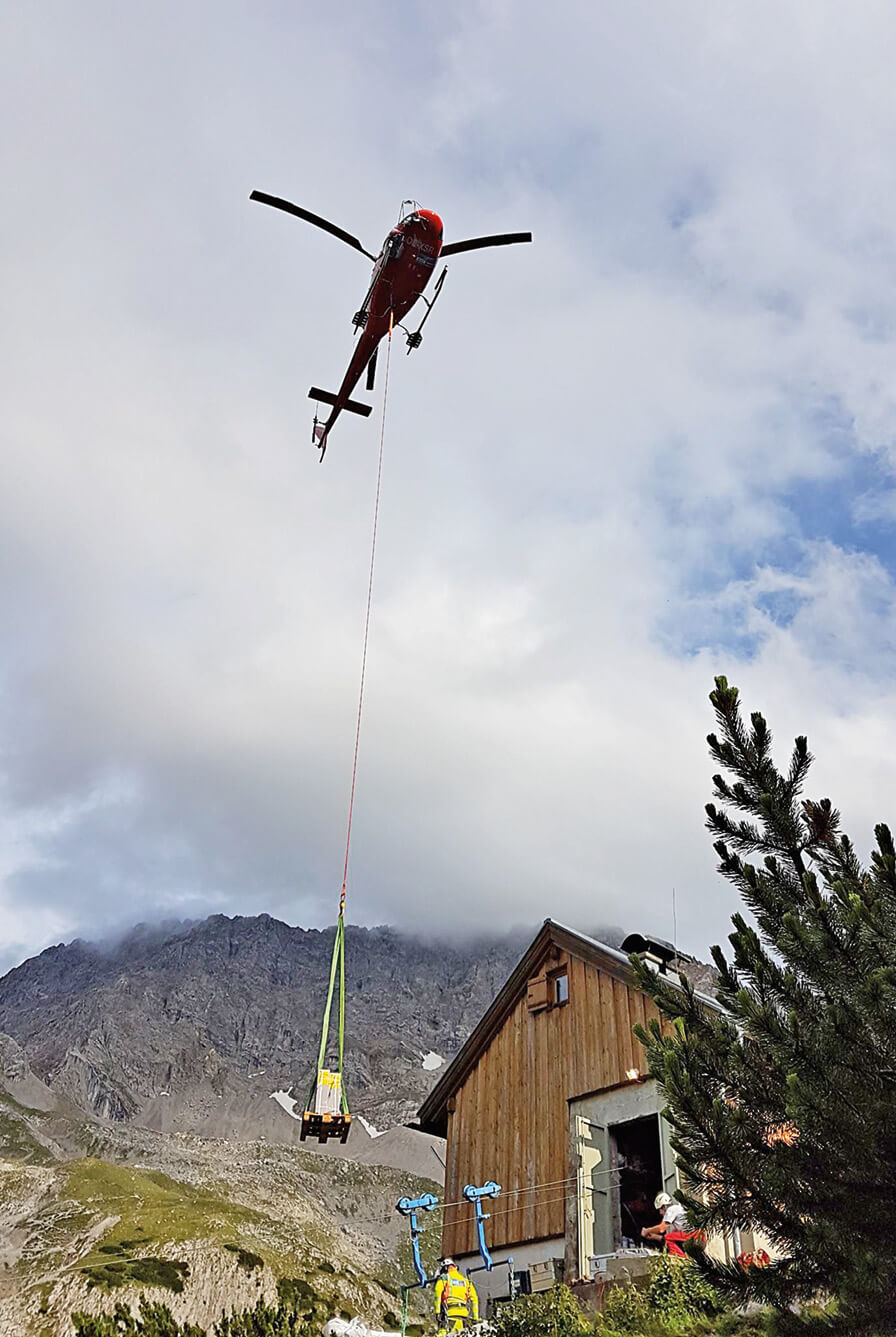 A logistical Tour de Force – Due to the lack of vehicle access to the Coburger Hütte in Tyrol, the components for the energy storage solution had to be flown in by helicopter.