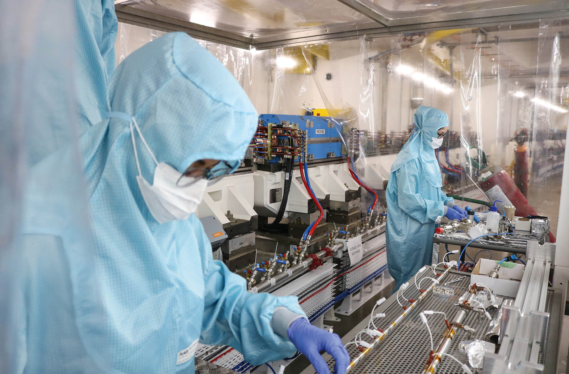 The image shows laboratory staff installing the vacuum system in one of Project Sirius’s particle accelerators.