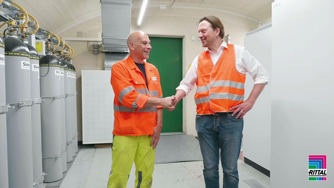 Roland Suter from MB Systembau (left) is happy to sign off on the successfully completed job. The control centre also ran smoothly before and after commissioning.