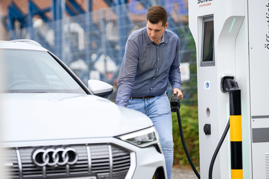 Making life easy is the answer: Charging works just like refuelling at a conventional filling station. Commeo’s battery storage solution is located right next to the electric charging column, securely housed in an outdoor enclosure from Rittal.