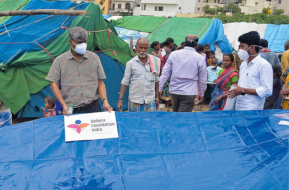 The tent village in the outskirts of Bengaluru, a city with over a million inhabitants, provides landless people with protection against storms, damp and disease.