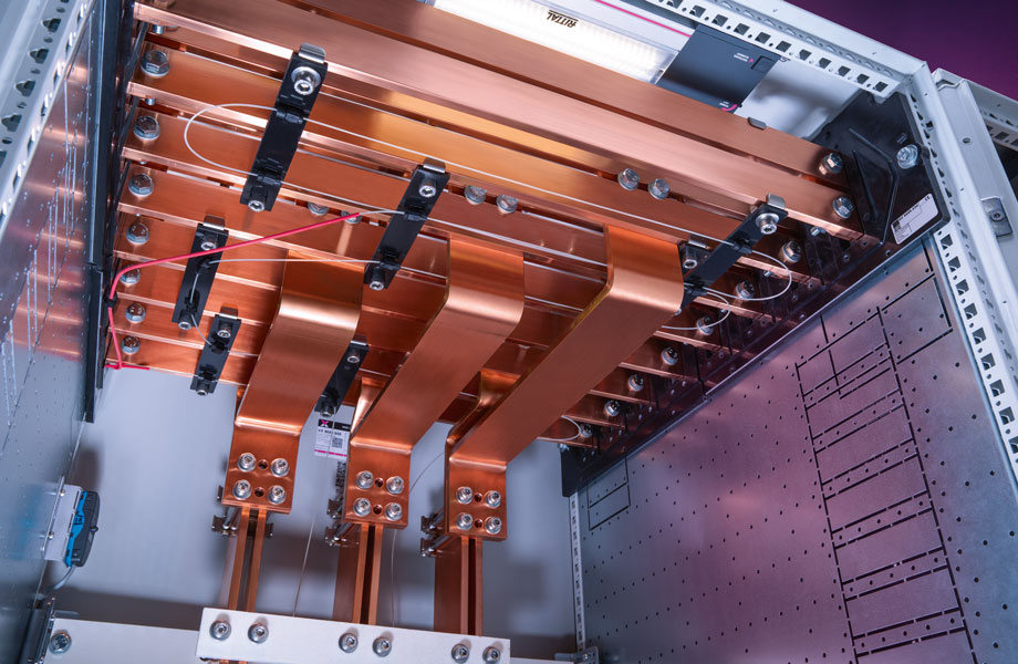 VX25 Ri4Power: Reliable, type-tested low-voltage switchgear for machines, equipment and power distribution up to 6,300 A – here with Flat-PLS busbars and installed light sensors from the DEHNshort system.
