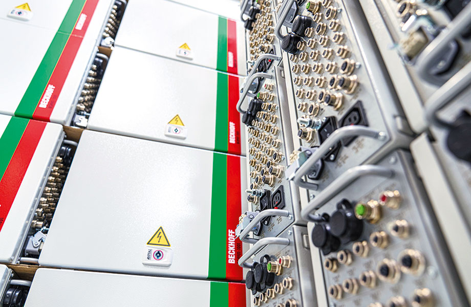 Standardised interfaces simplify the global integration of the generic control box.