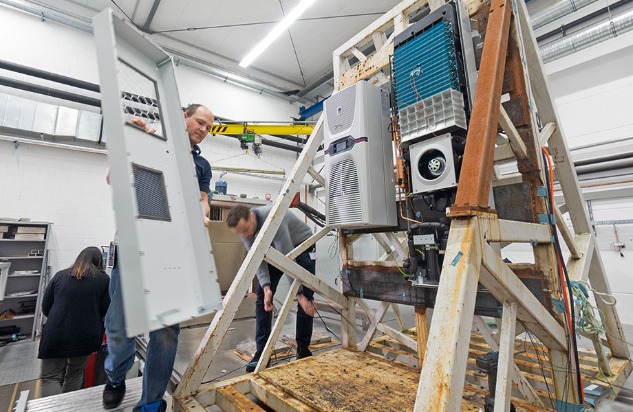 Vibration test: The units are attached to a vibrating plate. The tests are conducted on various axes to simulate impacts from different directions. (Credit: Territory GmbH/Jörg Sänger)