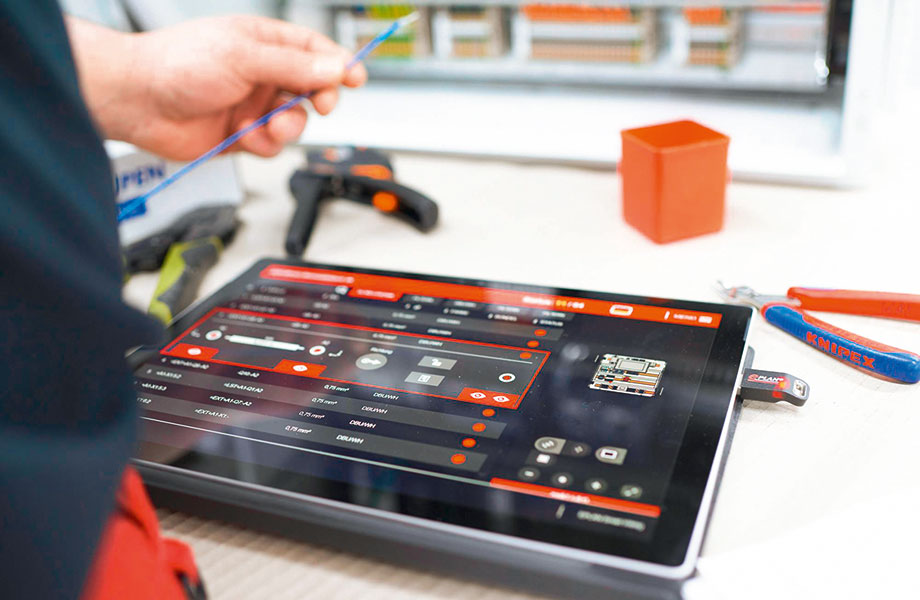 Eplan Smart Wiring: This software is a virtual assistant for manual wiring in enclosure assembly. From the connection point through to the exact routing, the software provides all the wiring information you need – in digital form and also in 3D, if required. © Digital Fotogroup/Michael Koch
