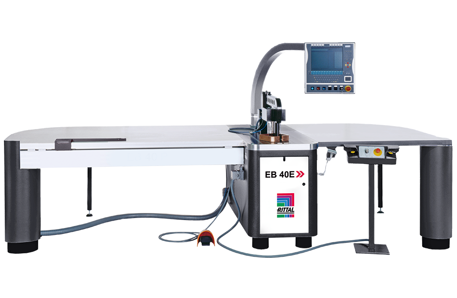 The EB40 Professional E comes from the Professional Line of bending machines. The “E” in the name refers to the machine’s electric drive, which enables energy savings of up to 70 percent to be achieved. © Rittal