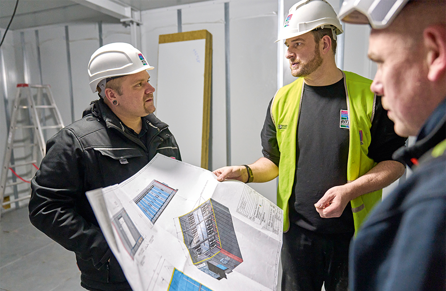 Project staff from Rittal and WestfalenWIND IT discuss the next steps in the fitting-out process. (© Michael Koch/Digital Fotogroup)