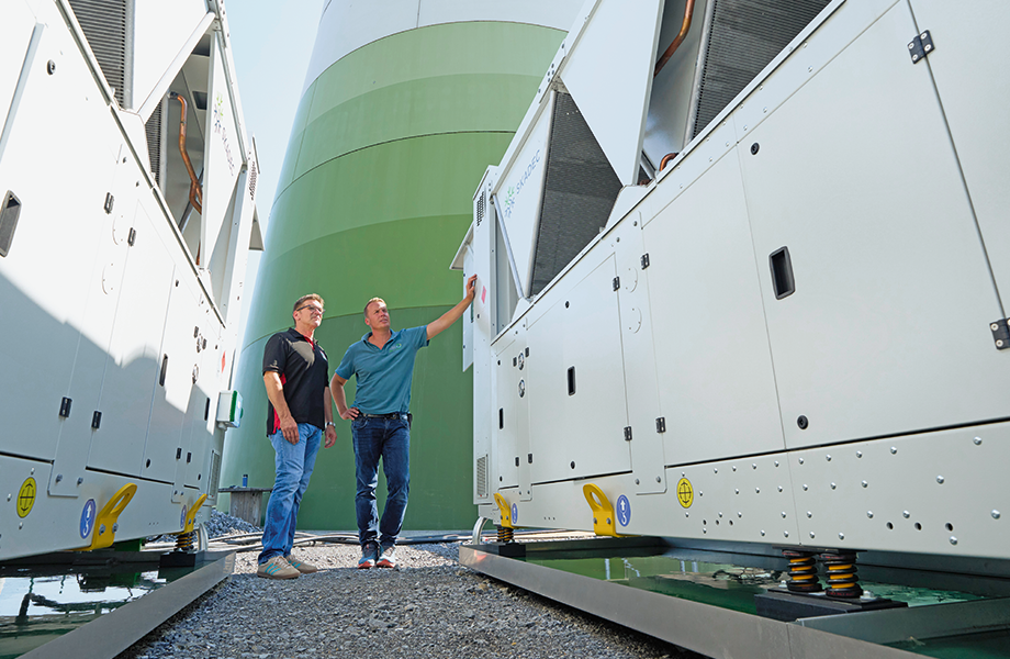 Two Skadec cooling containers are located behind the wind turbine. (© Michael Koch/Digital Fotogroup)