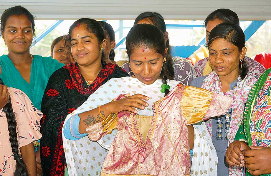 The Debora Foundation offers sewing courses and tutoring in the villages around the city of Doddaballapur on the outskirts of Bangalore – and the Foundation donates all the necessary equipment. © Debora Foundation