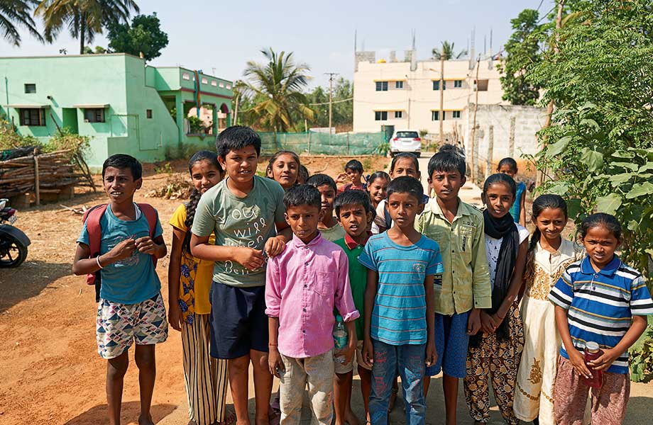 In the villages around Bangalore, the Debora Foundation runs projects to support children from poor backgrounds. The team is keen to maintain close dialogue with the local people at all times. © Debora Foundation