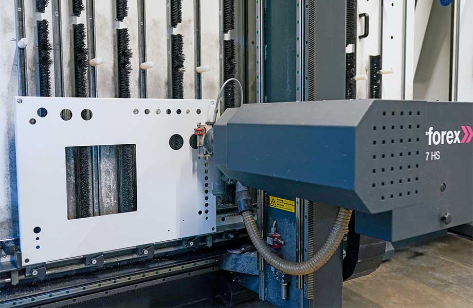 A Perforex BC from Rittal is used to machine enclosures and busbars on the basis of Eplan data. (© HADE Automation)