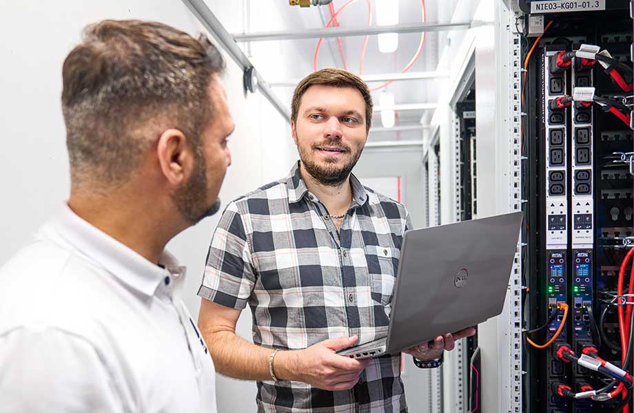 Antonio Giffuni, System Consultant from the Rittal IT field sales team (left) and Christian Dewina in the new BORA data centre. (© Digital Fotogroup/Michael Koch)