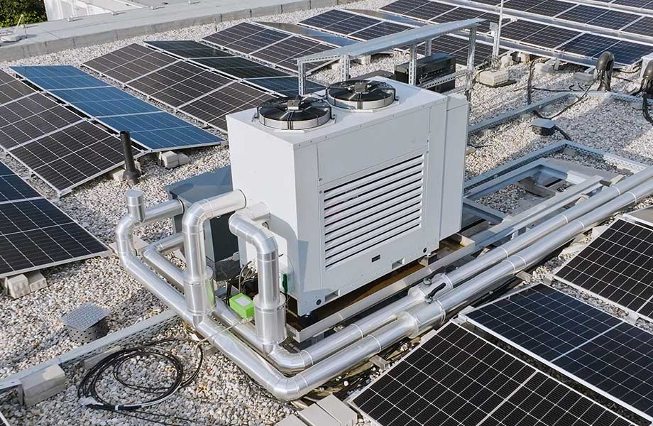 Rittal installed a chiller on the roof, ready to provide emergency cooling. (© Digital Fotogroup/Michael Koch)