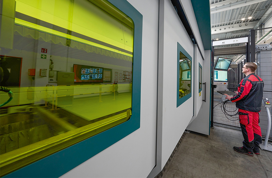 The new laser cutting unit cuts any required shape from sheet metal, in any batch size. (© Digital Fotogroup/Michael Koch)