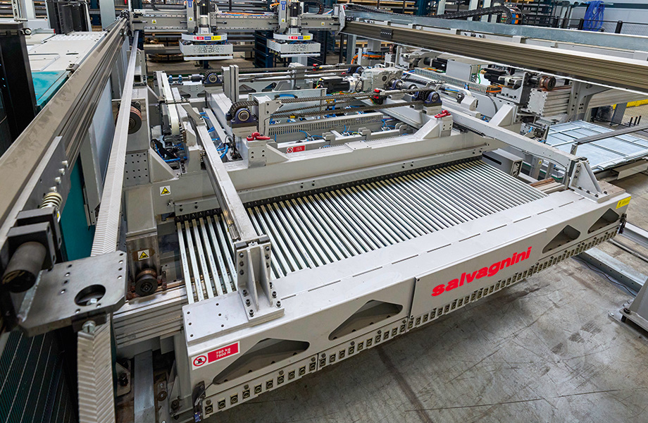 The high-bay warehouse offers 800 rack bays, from which the metal sheets are automatically collected and transported to the laser cutting unit. (© Digital Fotogroup/Michael Koch)