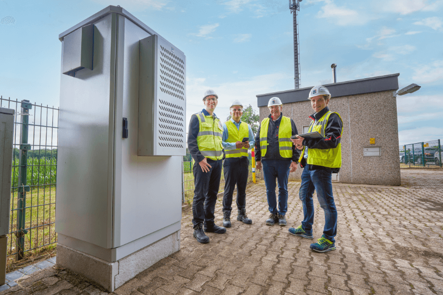 Teamwork was essential to develop and implement the overall concept (top photo, from left to right): Simon Bartoschewski (ELE Verteilnetz GmbH) and Kevin Leuze (Bechtle IT System House) with Joachim Schwan and Stefan Hauser (both Rittal).