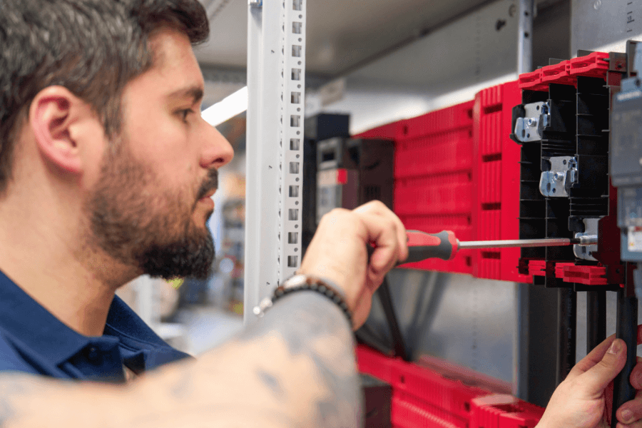 Getting voltage faster: The power infeed system has a flexible, space-saving design. (© Michael Koch/Digital Fotogroup)