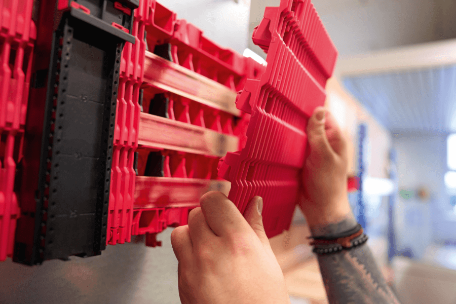 The bars are securely contained in the board without any need to plan supports for them – and have contact hazard protection up to IP 2XB or IP 3X. (© Michael Koch/Digital Fotogroup)