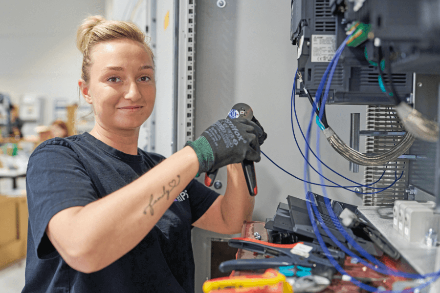 Efficient cable processing calls for speed and precision. At TRIPS, women play a key part in this work. (© Michael Koch/Digital Fotogroup)