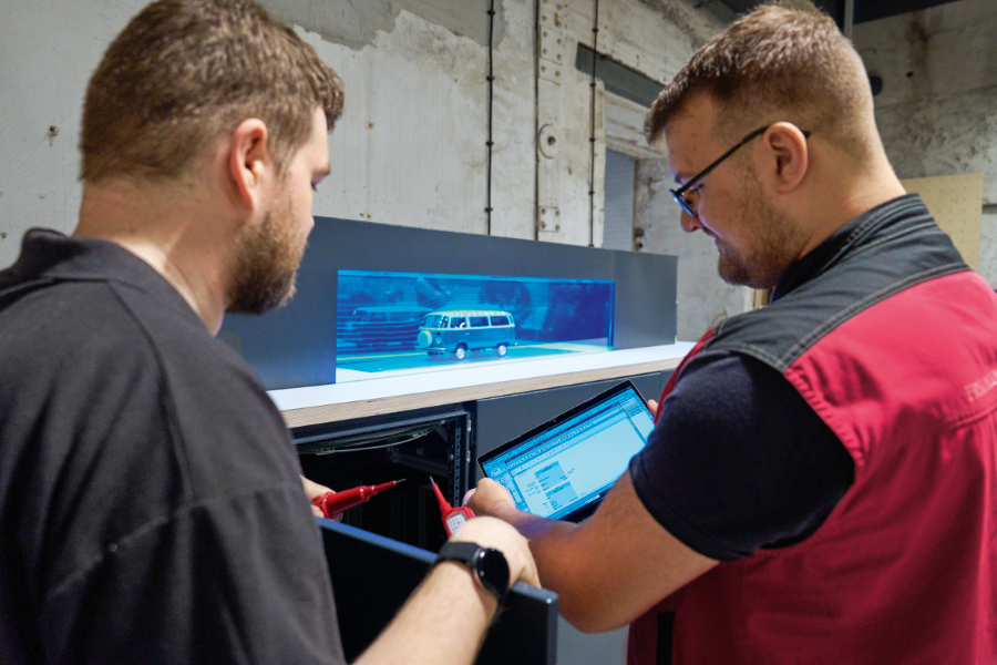 How do you build a wind tunnel to test vehicle aerodynamics? Clemens Weil (left) and Simon Christ demonstrate how – on a smaller scale. (© Michael Koch/Digital Fotogroup)