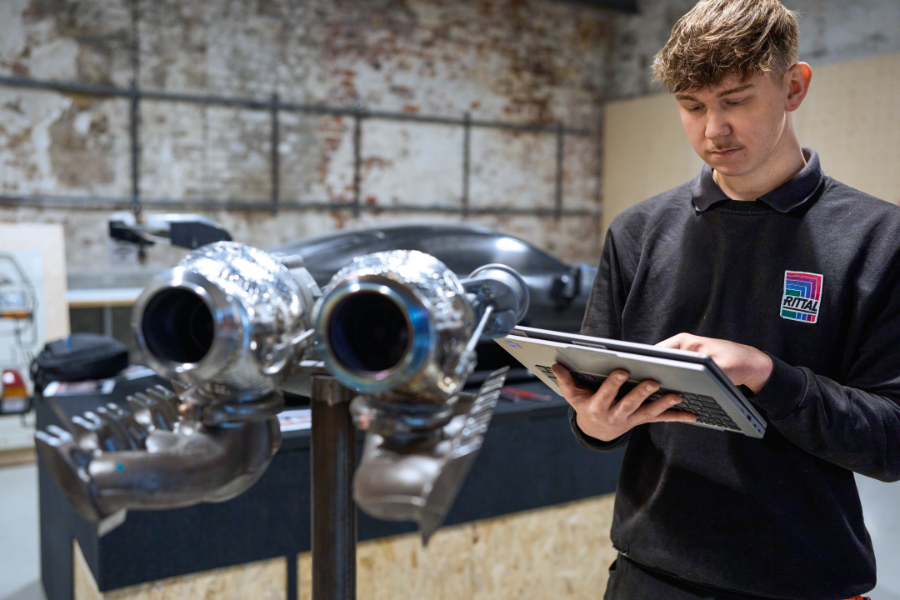 All in – apprentices Nick Rosin (© Michael Koch/Digital Fotogroup)