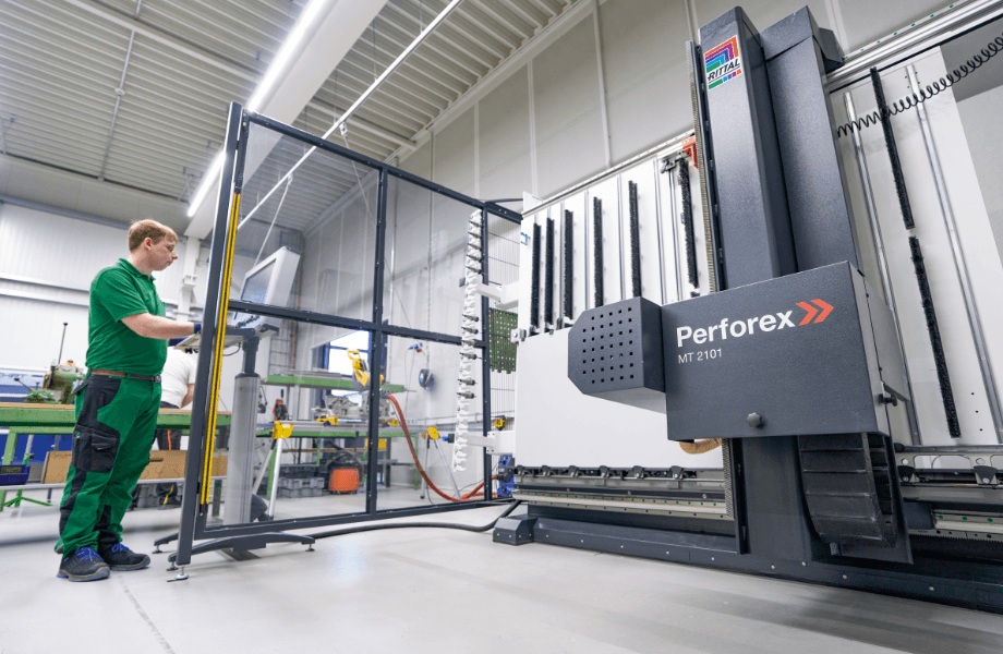 Thanks to increasing digital continuity with Eplan and digitally connected machines including the Perforex Milling Terminal from Rittal (above) – KlöMö staff can now work more effectively and efficiently.
