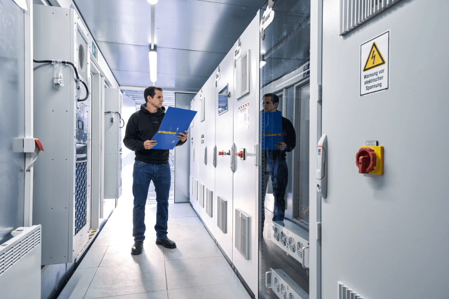 Andre Paravidino in the heart of the plant – here, too, Greenlyte depends on Rittal technology in the form of cooling units, fans, heaters and lighting. Image: Michael Koch/Digital Fotogroup