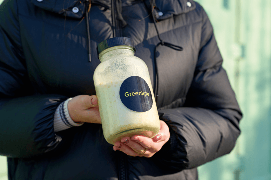Greenlyte in a jar – captured CO₂ in granulate form. Image: Michael Koch/Digital Fotogroup